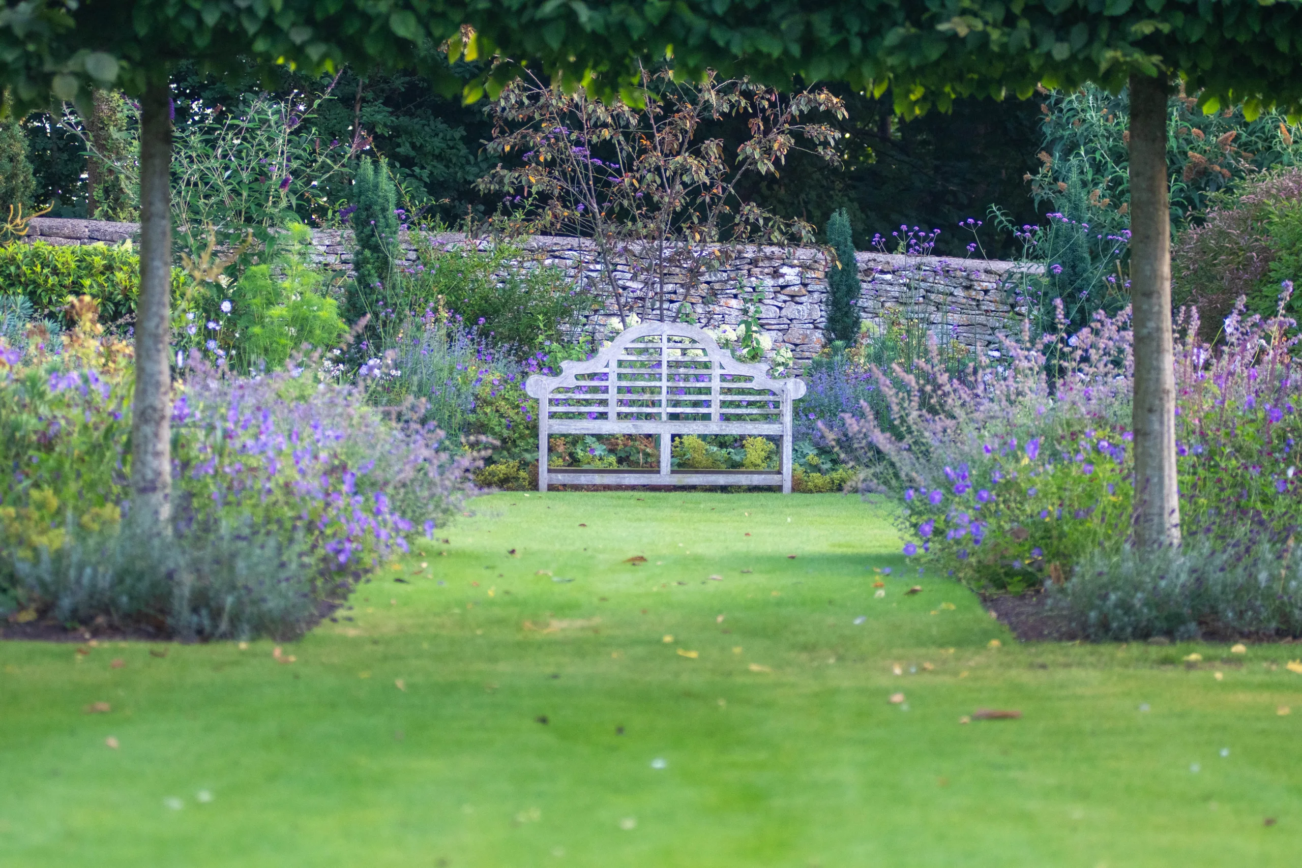Mature trees framing the Oxfordshire garden design’s expansive lawn